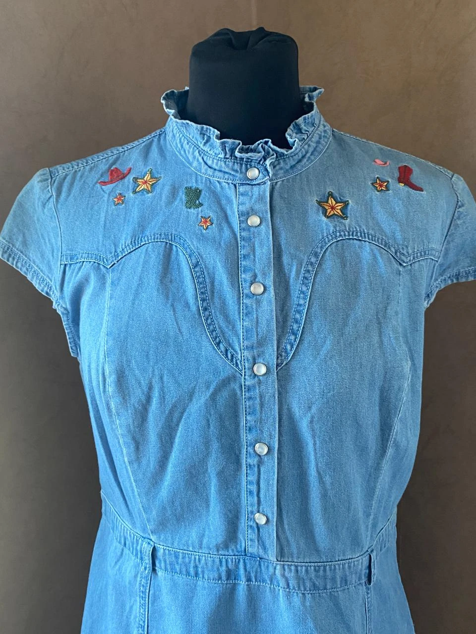 NAF NAF embroidered western style denim dress size 38 – light blue cotton, ruffled collar – photo 2